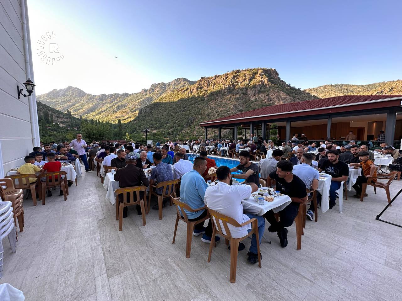 هاونیشتمانییانی گوندی هروور بەیەکەوە لە ماڵێک نانی بەیانی دەخۆن. وێنە: نایف رەمەزان - رووداو